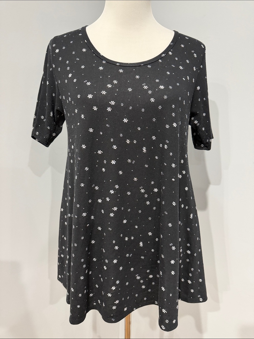 LuLaRoe perfect T black Short-Sleeve snow flake
